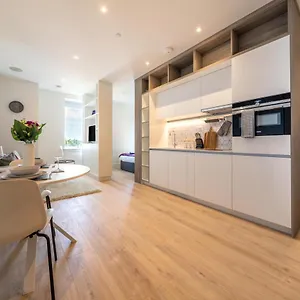 https://luxury-apartments-heathrow-airport-free-parking.brighton-hotels-england.com