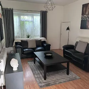 https://3-bedroom-home-in-london-hackney.brighton-hotels-england.com