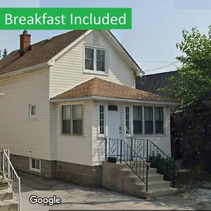 https://cozy-3-bedroom-downtown-hideaway-cottage-with.niagara-fallshotels.com